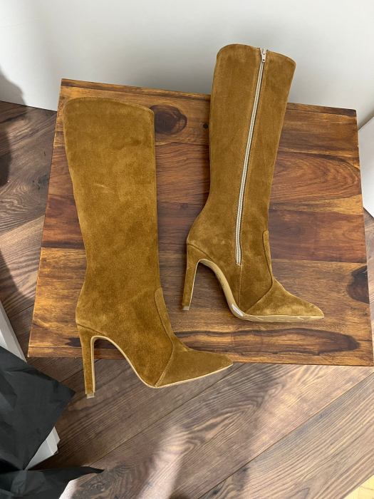 Cizme cu varf ascutit, din piele natCizme cu varf ascutit, din piele naturala intoarsa maron roscat. Barntul este acoperit integral cu burete, adaugand un plus de conforturala intoarsa maron roscat. B [3]