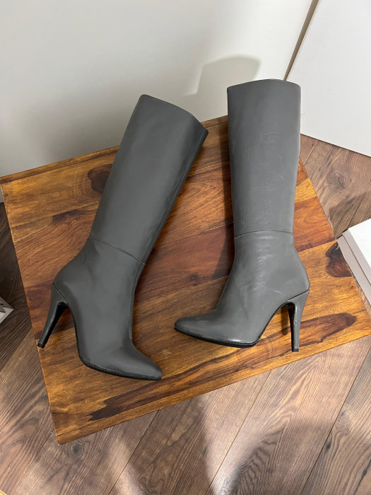 Cizme cu varf semiascutit, din piele naturala gri inchis. Talpa este antiderapanta iar brantul este acoperit cu burete, oferind un plus de confort [2]