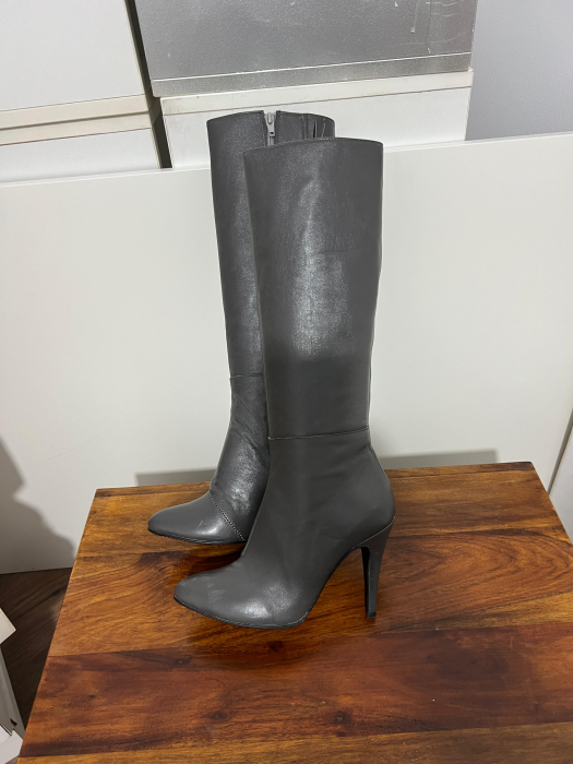 Cizme cu varf semiascutit, din piele naturala gri inchis. Talpa este antiderapanta iar brantul este acoperit cu burete, oferind un plus de confort [1]