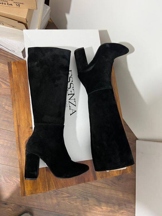 Cizme  din piele naturala intoarsa, cu toc gros de 8.5 cm. Talpa este antiderapanta iar brantul este acoperit cu burete, oferind un plus de confort [3]