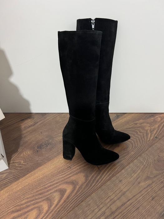 Cizme  din piele naturala intoarsa, cu toc gros de 8.5 cm. Talpa este antiderapanta iar brantul este acoperit cu burete, oferind un plus de confort [1]