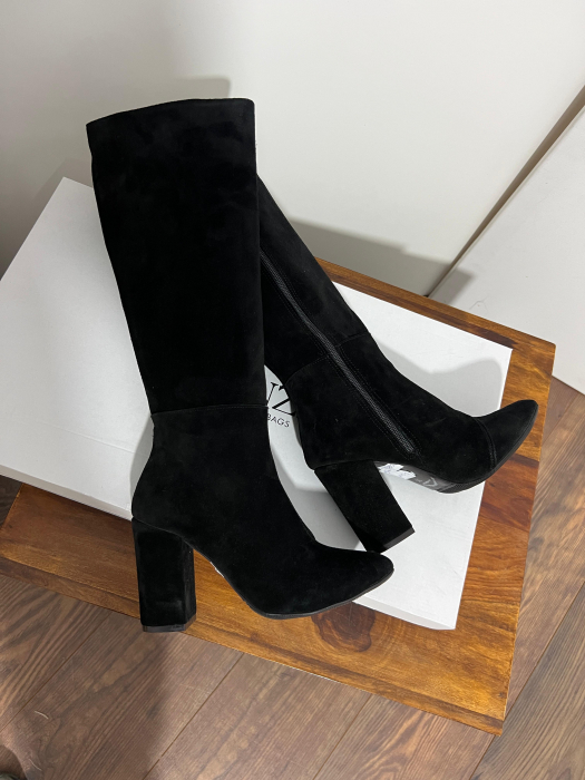 Cizme  din piele naturala intoarsa, cu toc gros de 8.5 cm. Talpa este antiderapanta iar brantul este acoperit cu burete, oferind un plus de confort [2]