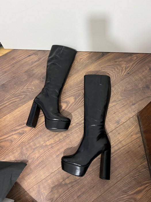 Cizme din piele naturala neagra. Aceste cizme au un toc gros de 12,5cm si un platou de 4 cm ce ofera stabilitate si confort in timpul mersului. [4]