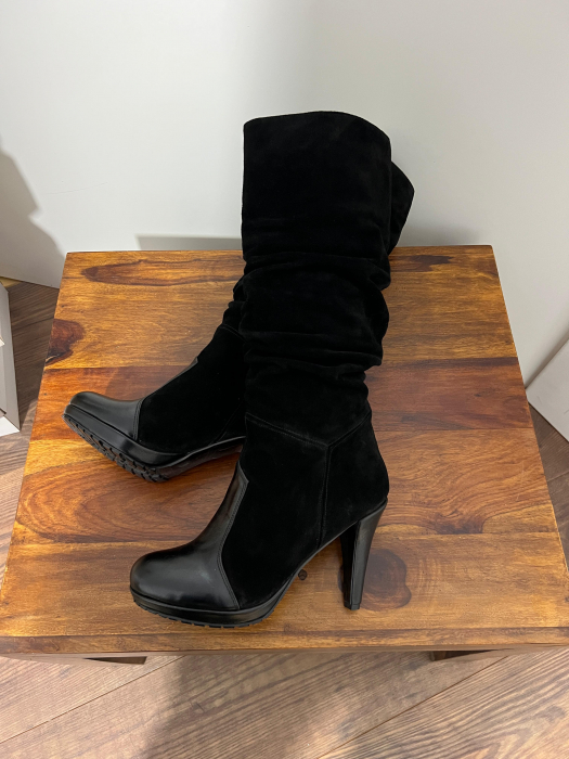 Cizme din piele neagra si piele intoarsa neagra. Aceste cizme au un toc gros de 12 cm si un platou de 3 cm ce ofera stabilitate si confort in timpul mersului. [2]