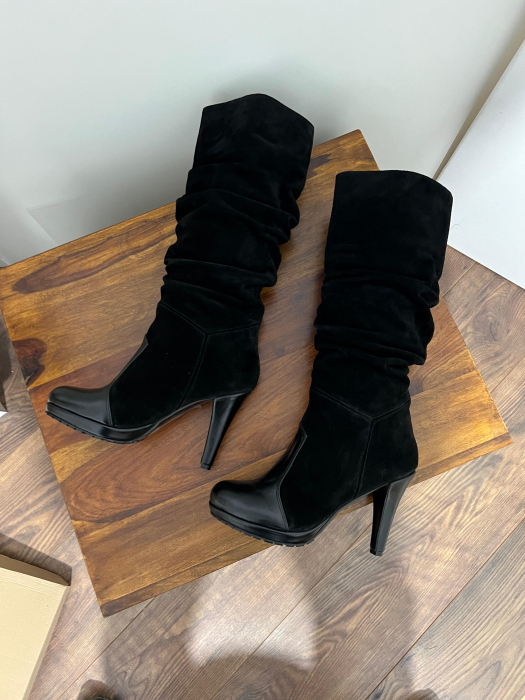 Cizme din piele neagra si piele intoarsa neagra. Aceste cizme au un toc gros de 12 cm si un platou de 3 cm ce ofera stabilitate si confort in timpul mersului. [1]