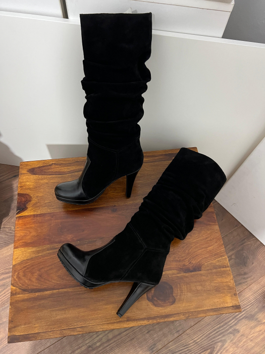 Cizme din piele neagra si piele intoarsa neagra. Aceste cizme au un toc gros de 12 cm si un platou de 3 cm ce ofera stabilitate si confort in timpul mersului. [4]