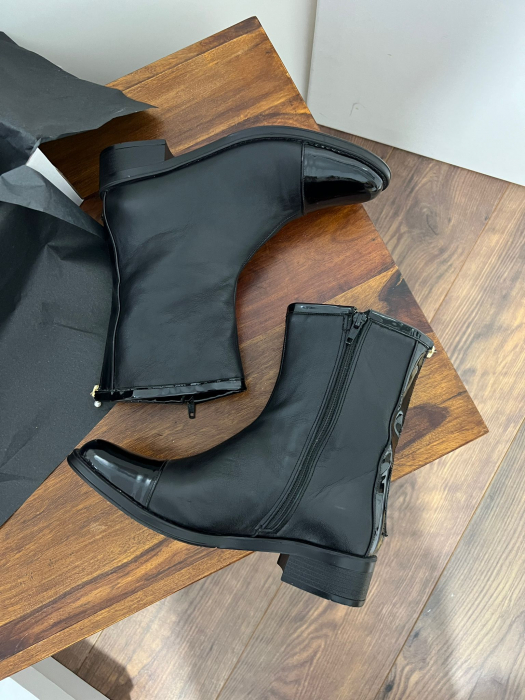 Cizme din piele neagra si piele neagra box si lac , cu talpa joasa.  [6]
