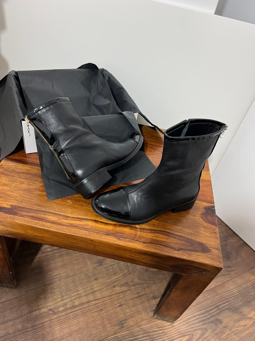 Cizme din piele neagra si piele neagra box si lac , cu talpa joasa.  [5]