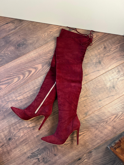 Cizme Stiletto peste genunchi ,din piele intoarsa burgundy.Inchiderea se face cu fermoar scurt pe partea de interior a piciorului ,si siret in partea din spate sus. [3]
