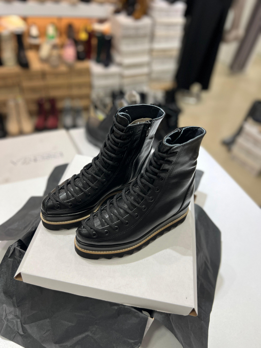 Ghete cu siret, din piele naturala neagra, restilizati intr-o linie moderna, cu o talpa  dubla, suprainaltata realizata din un material foarte usor. [3]