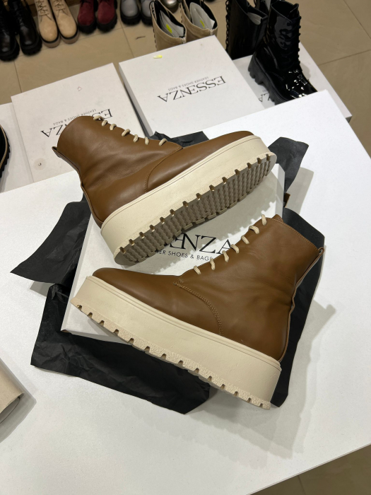 Ghete cu talpă groasă, realizati din piele naturală maro. [2]