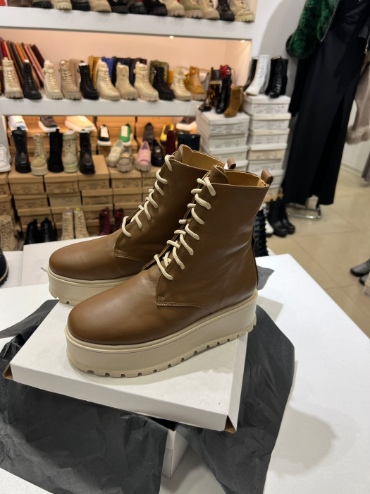 Ghete cu talpă groasă, realizati din piele naturală maro. [1]