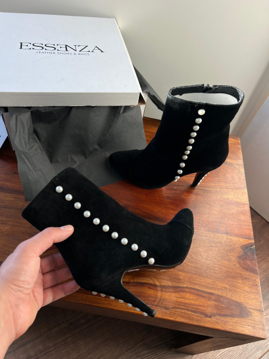 Ghete cu varf semiascutit, din piele naturala  neagra si perle decorative.  Brantul este acoperit integral cu burete, adaugand un plus de confort. [2]