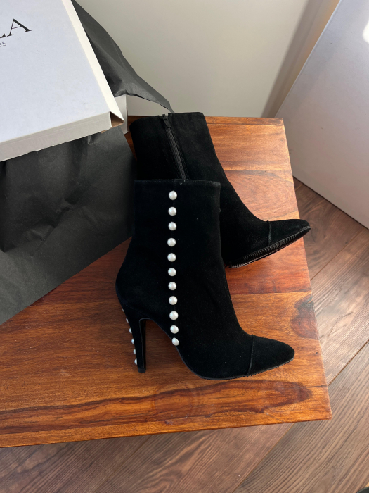 Ghete cu varf semiascutit, din piele naturala  neagra si perle decorative.  Brantul este acoperit integral cu burete, adaugand un plus de confort. [3]