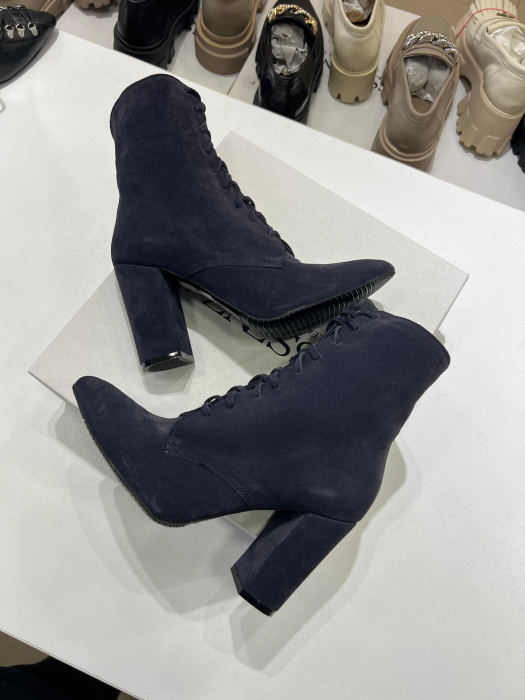 Ghete din piele naturala intoarsa de culoare bleomaren inchis, cu siret si toc gros,foarte stabil, imabracat in piele.Pentru o inchidere mai rapida ghetele sunt prevazut cu fermoar pe partea de latera [4]