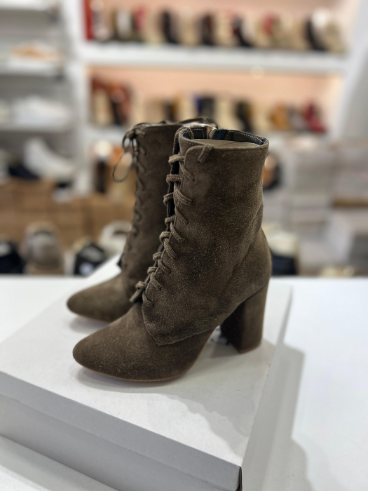 Ghete din piele naturala intoarsa de culoare maron cafeniu, cu siret si toc gros,foarte stabil, imabracat in piele. [2]