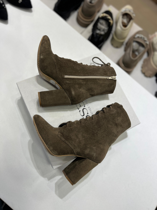 Ghete din piele naturala intoarsa de culoare maron cafeniu, cu siret si toc gros,foarte stabil, imabracat in piele. [1]