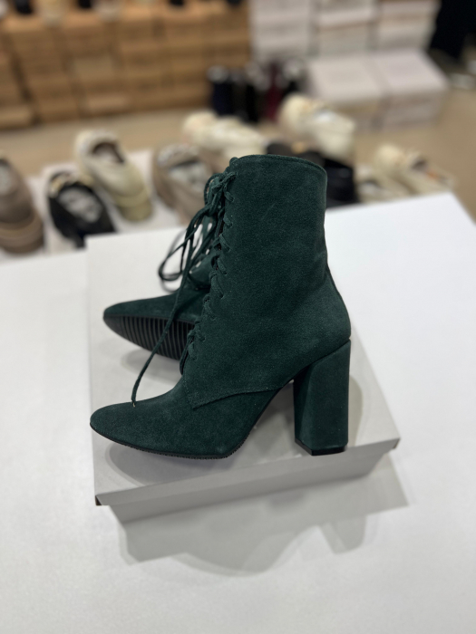 Ghete din piele naturala intoarsa de culoare verde, cu siret si toc gros,foarte stabil, imabracat in piele. [2]