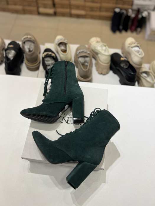 Ghete din piele naturala intoarsa de culoare verde, cu siret si toc gros,foarte stabil, imabracat in piele. [3]