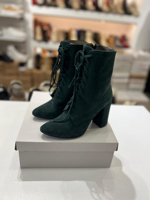 Ghete din piele naturala intoarsa de culoare verde, cu siret si toc gros,foarte stabil, imabracat in piele. [4]