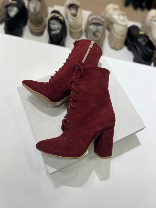 Ghete din piele naturala intoarsa visinie, cu siret si toc gros,foarte stabil, imabracat in piele [2]