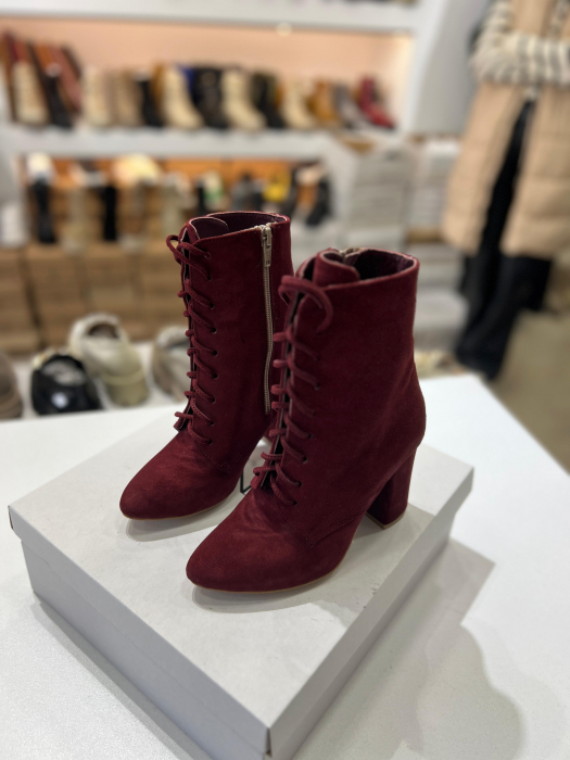 Ghete din piele naturala intoarsa visinie, cu siret si toc gros,foarte stabil, imabracat in piele [1]