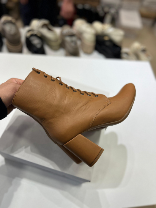 Ghete din piele naturala maro cu siret si toc gros,foarte stabil, imabracat in piele [2]