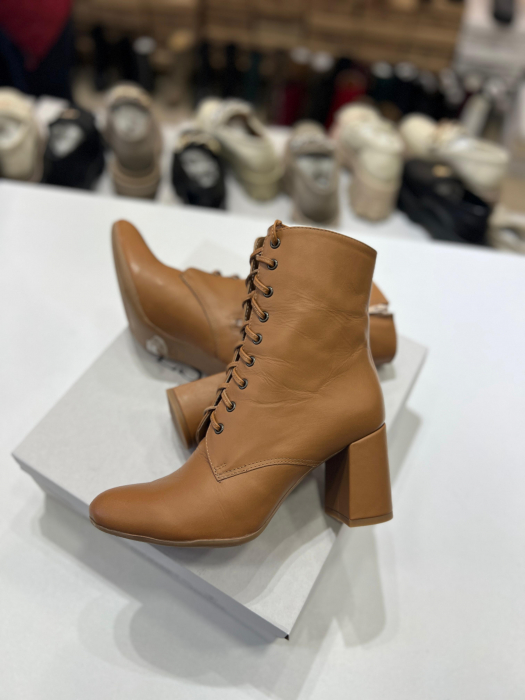 Ghete din piele naturala maro cu siret si toc gros,foarte stabil, imabracat in piele [1]