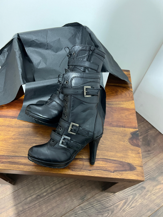 Ghete din piele naturala neagra, catarame de decor si talpa antiderapanta. Aceste ghete au un fermoar interior pentru incaltare rapida si usoara. [1]