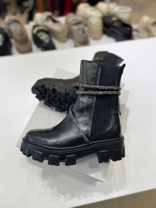 Ghete din piele naturala neagra, cu elastic si bareta din cristal fumuriu ce se infasoara pe gamba. [2]