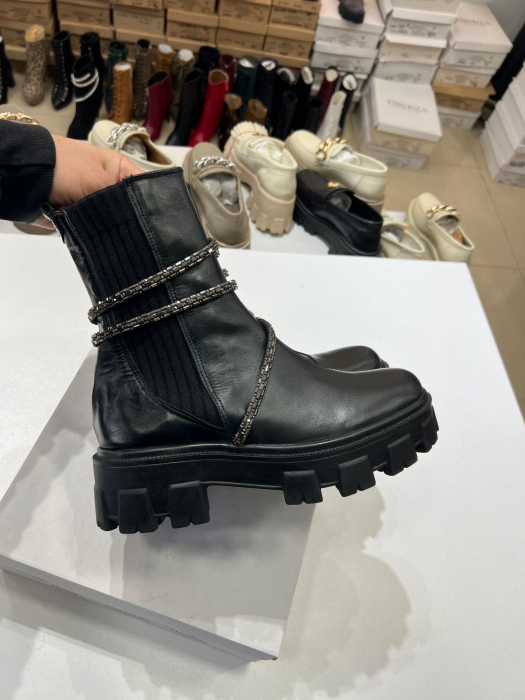 Ghete din piele naturala neagra, cu elastic si bareta din cristal fumuriu ce se infasoara pe gamba. [3]