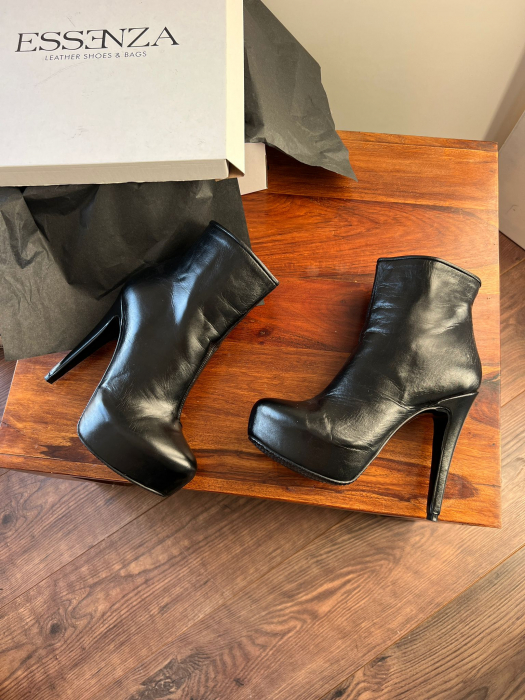 Ghete din piele naturala neagra ,cu toc stiletto si platou interior. [3]