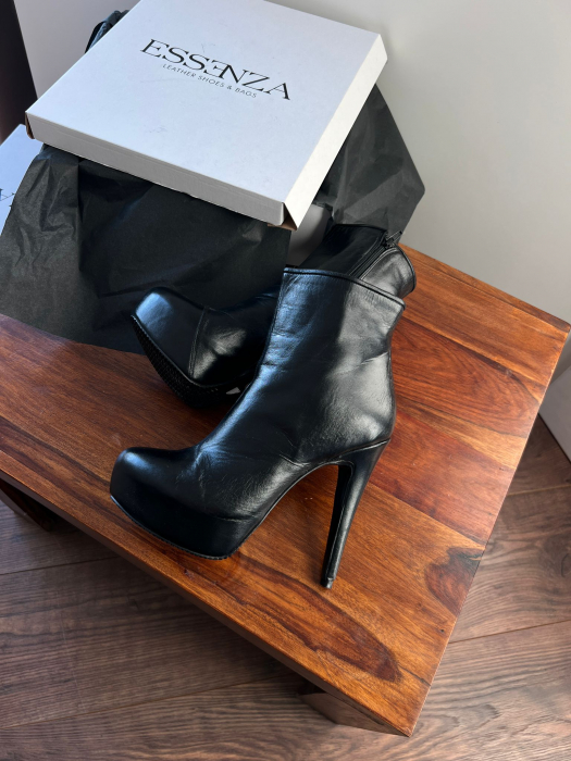 Ghete din piele naturala neagra ,cu toc stiletto si platou interior. [1]