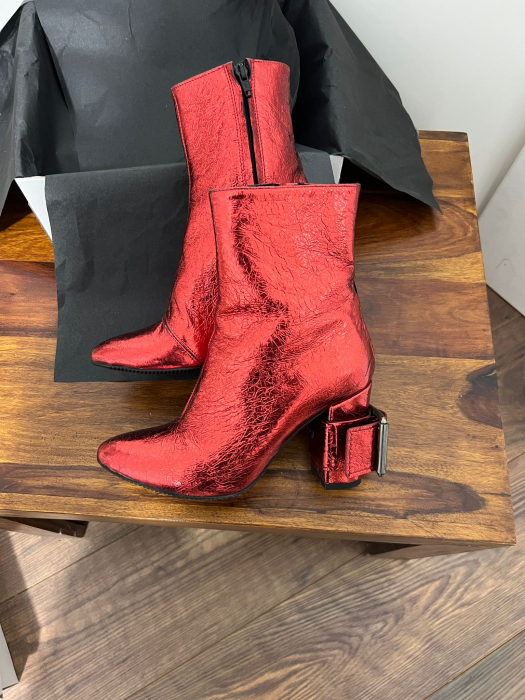 Ghete din piele rosie, cu toc gros de 8.5 cm, ce confera stabilitate. [2]