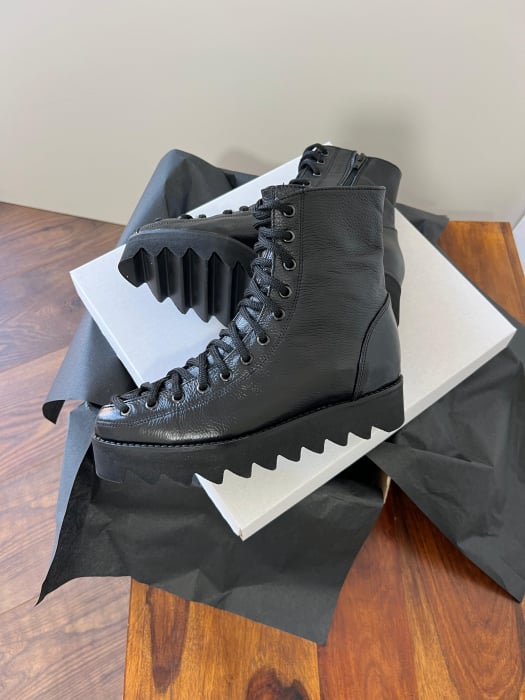 Ghete Everest cu siret, din piele neagra bizonata [1]