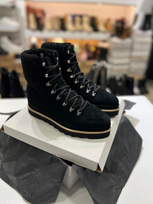 Ghete Furry  imblanite, din piele intoarsa neagra, restilizati intr-o linie moderna, cu o talpa dubla suprainaltata realizata din un material foarte usor. [5]