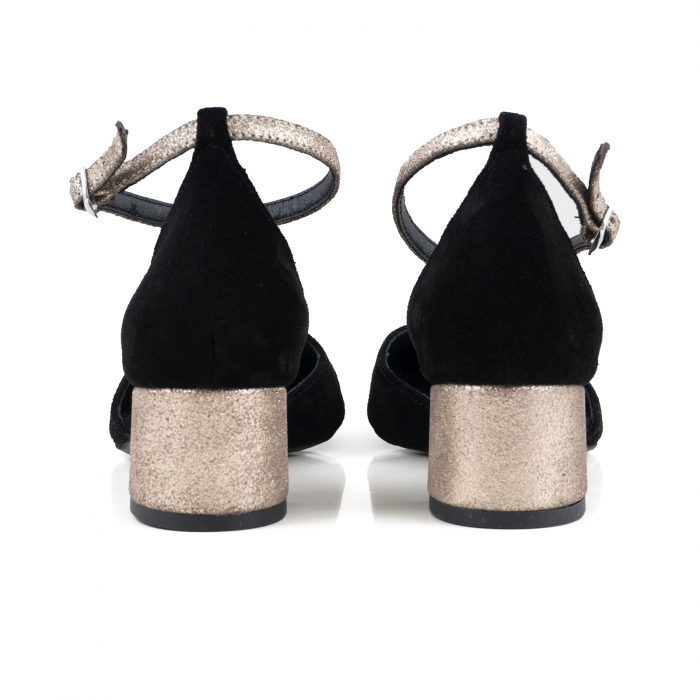 Pantofi cu varf rotund, cu decupaj si bareta la calcai, din piele intoarsa neagra si piele auriu glitter. [3]