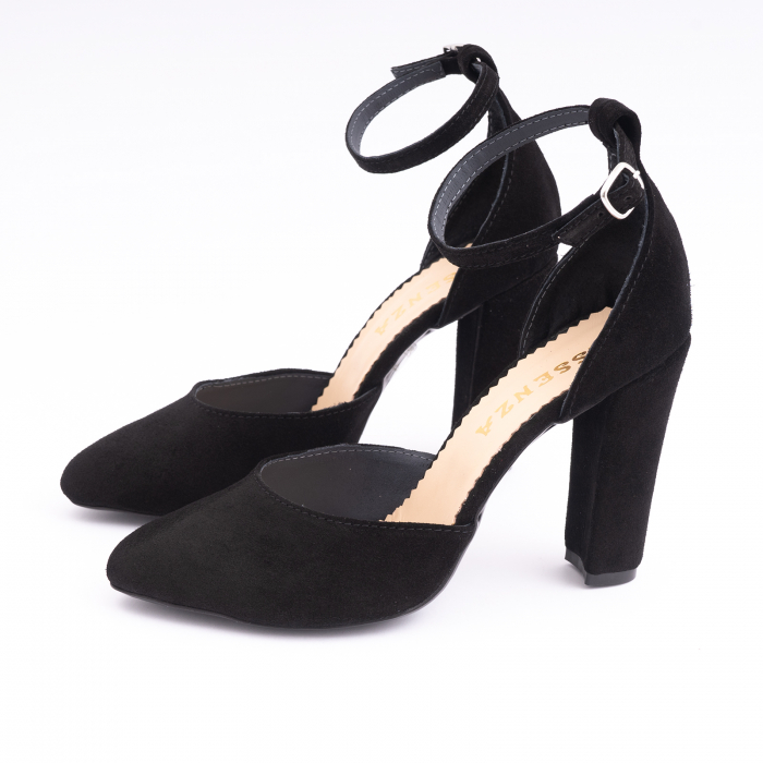 Pantofi din piele intoarsa neagra, cu varf semi-ascutit si decupaj interior si exterior. [2]