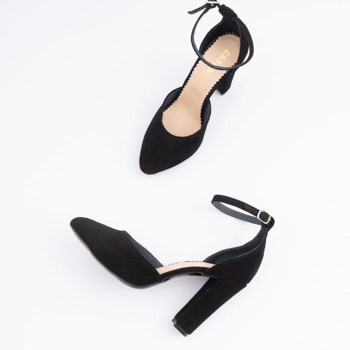 Pantofi din piele intoarsa neagra, cu varf semi-ascutit si decupaj interior si exterior. [4]