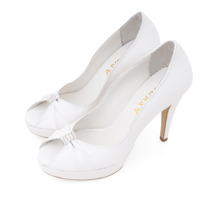 Pantofi din piele naturala alba, cu varful decupat in detaliu din pliuri prinse intr-un inel accesorizat cu cristale Swarovski [3]