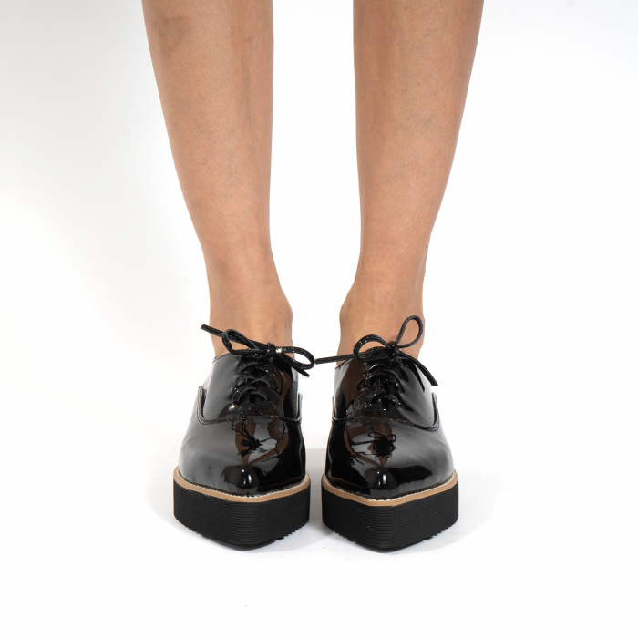 Pantofi oxford, cu varf ascutit, din piele naturala lacuita, neagra. [4]