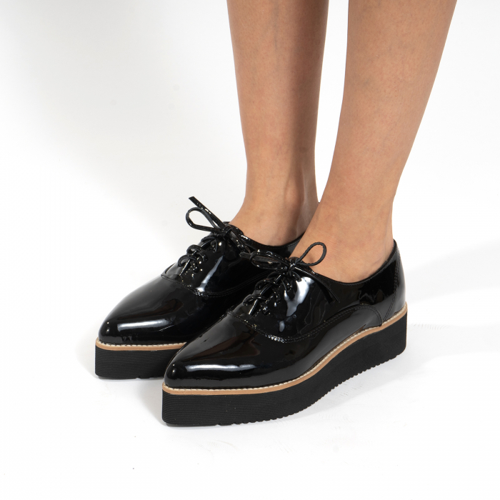 Pantofi oxford, cu varf ascutit, din piele naturala lacuita, neagra. [3]