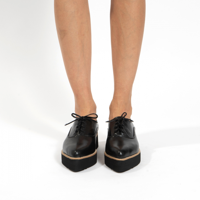 Pantofi oxford, cu varf ascutit, din piele naturala neagra. [3]