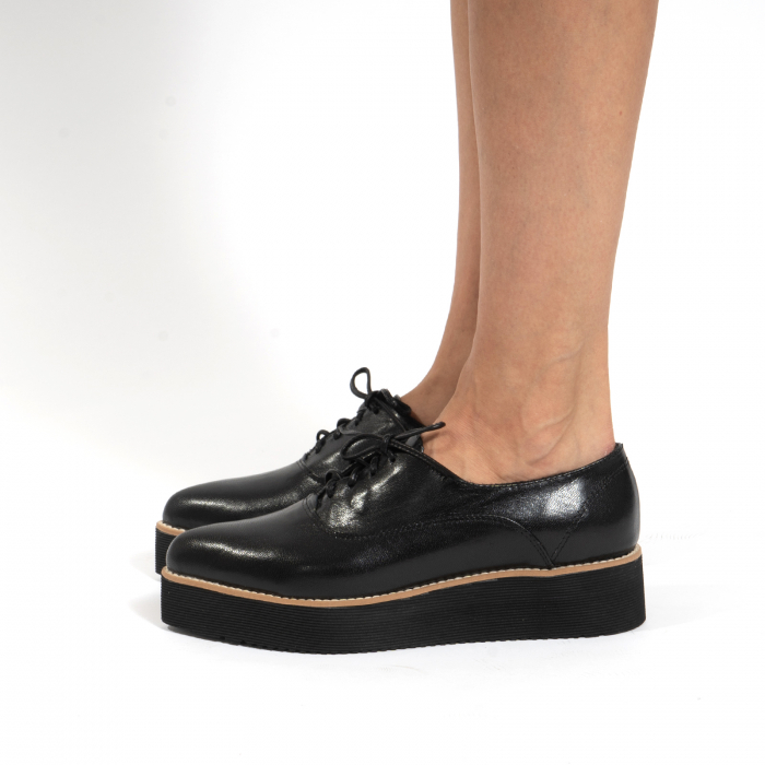 Pantofi oxford, cu varf ascutit, din piele naturala neagra. [2]