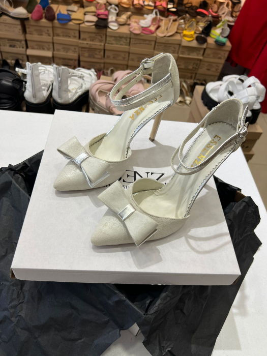 Pantofi stiletto cu decupaj si inchidere la calcai cu barete duble cu catarama, realizati din piele naturala intoarsa bej. [2]