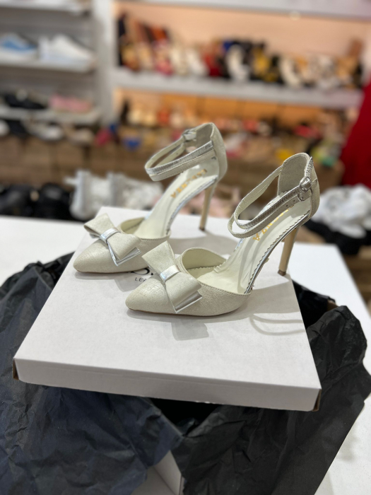Pantofi stiletto cu decupaj si inchidere la calcai cu barete duble cu catarama, realizati din piele naturala intoarsa bej. [4]