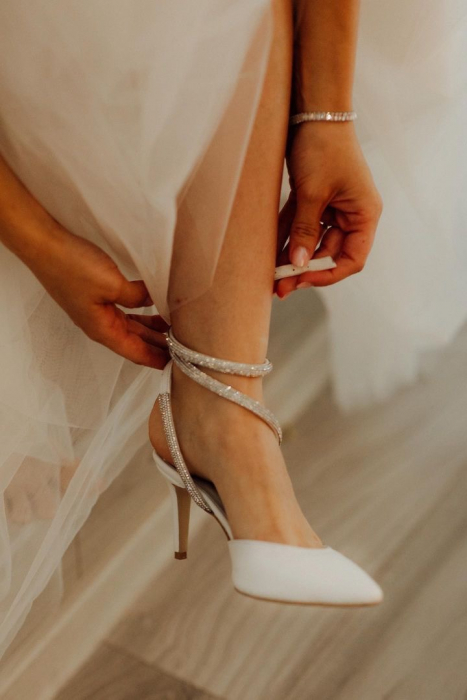 Pantofi stiletto decupati, din piele naturala alba si barete de cristal la glezna [2]