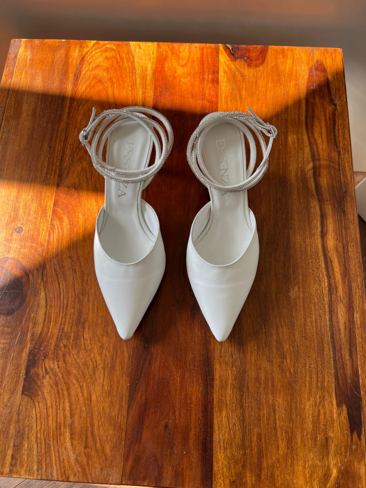 Pantofi stiletto decupati, din piele naturala alba si barete de cristal la glezna [4]