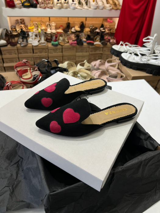 Saboti din piele intoarsa neagra, cu inimi rosii. [3]