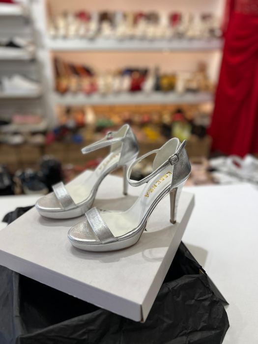 Sandale cu platforma, din piele laminata argintie. [3]